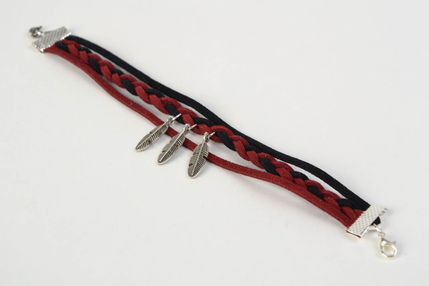 Bracelet tressé en lacet de daim avec pendentifs plumes en métal fin fait main photo 5