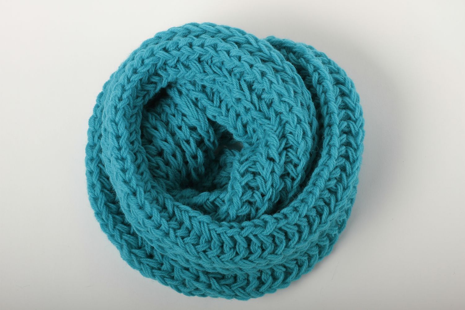 Sciarpa di lana fatta a mano accessorio all'uncinetto da donna colore turchese foto 5