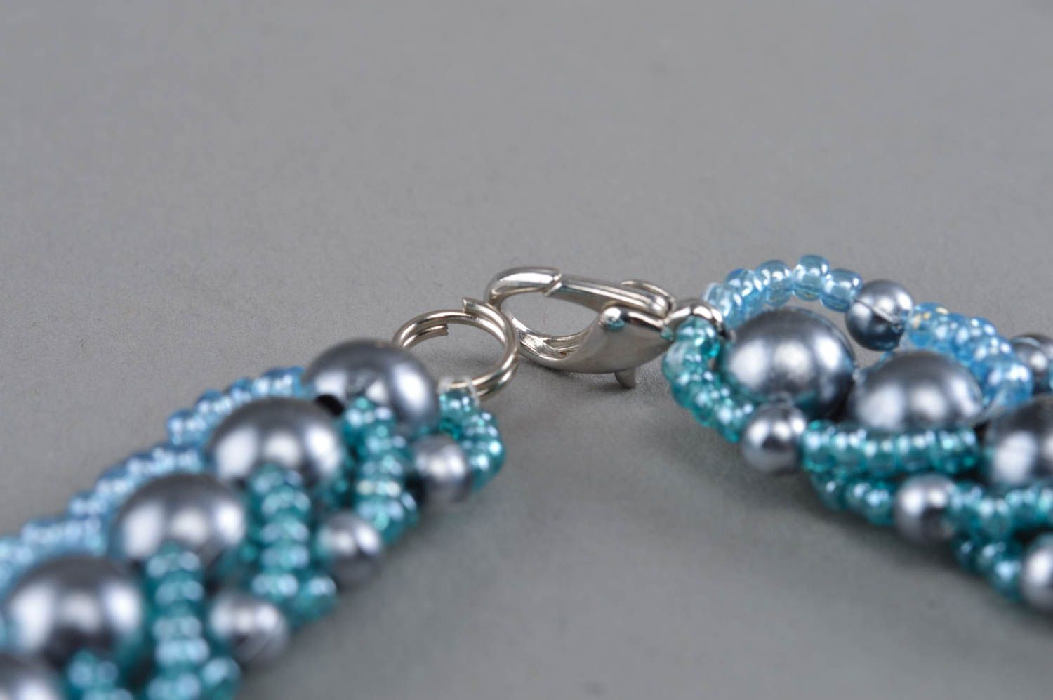 Long collier en perles de fantaisie et de rocaille gris-bleu fait main photo 3