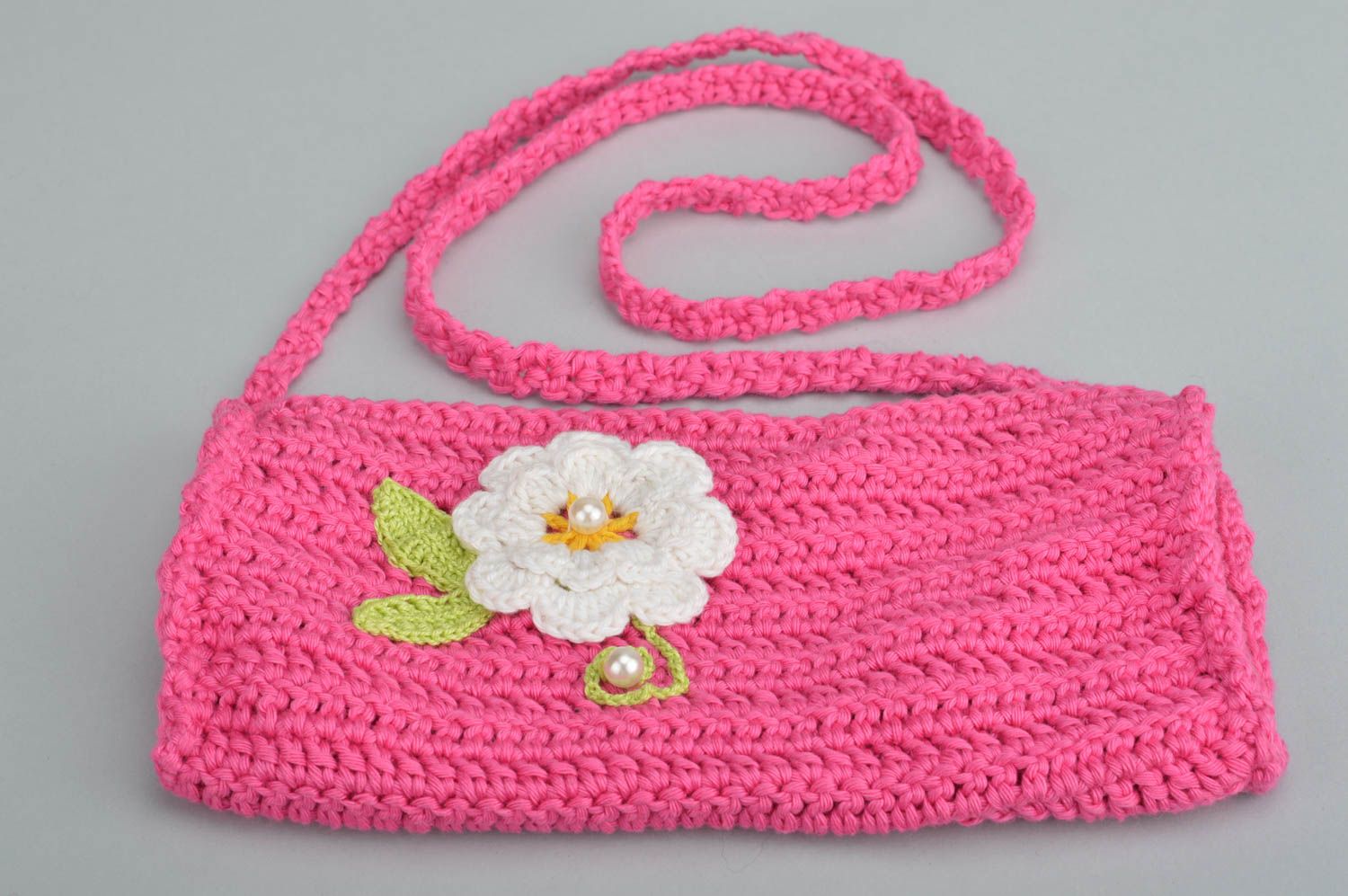 Розовая детская сумка вязаная из хлопковых ниток ручной работы на шлейке фото 2