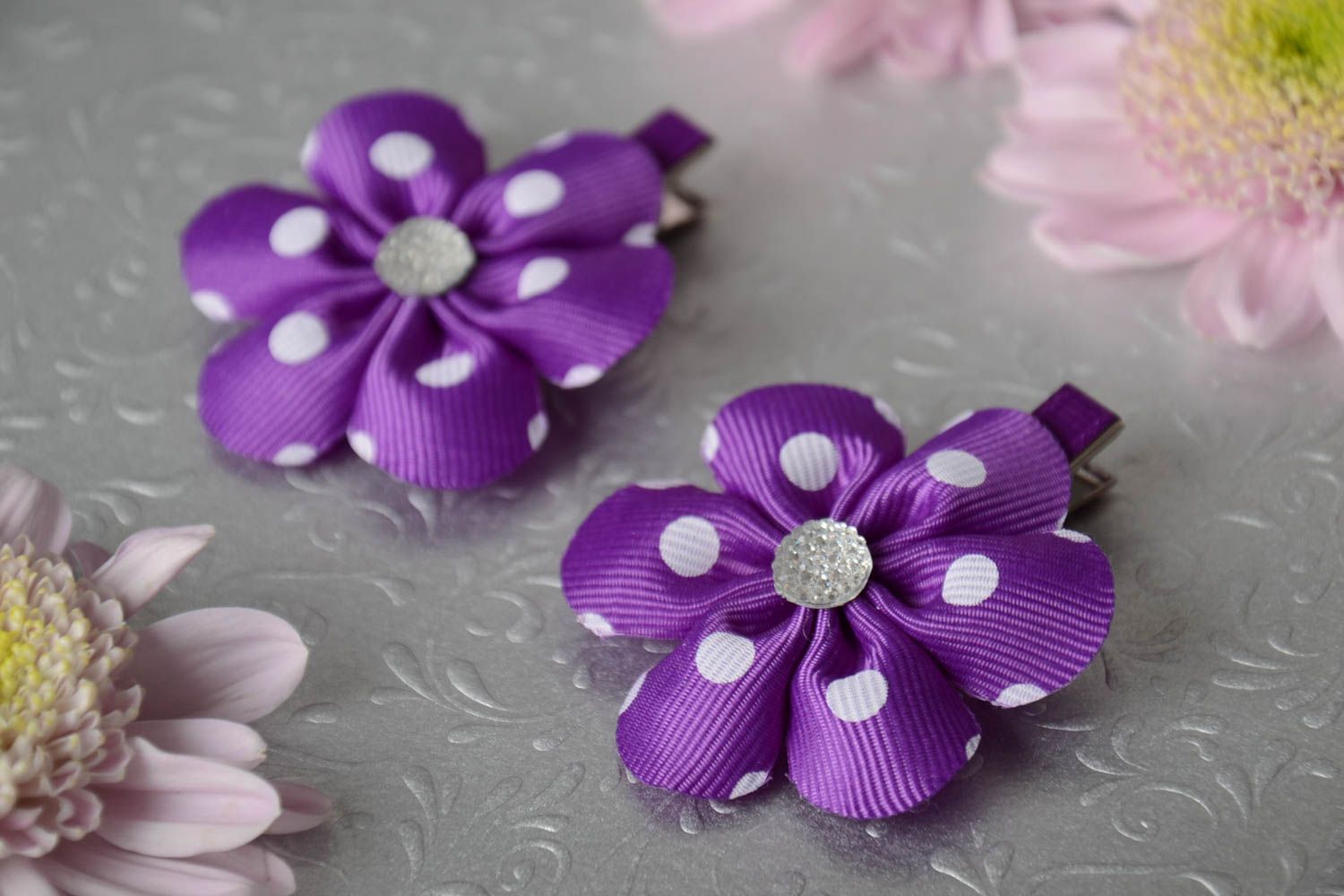 Barrettes à cheveux 2 pièces avec fleurs violettes en satin faites main photo 1
