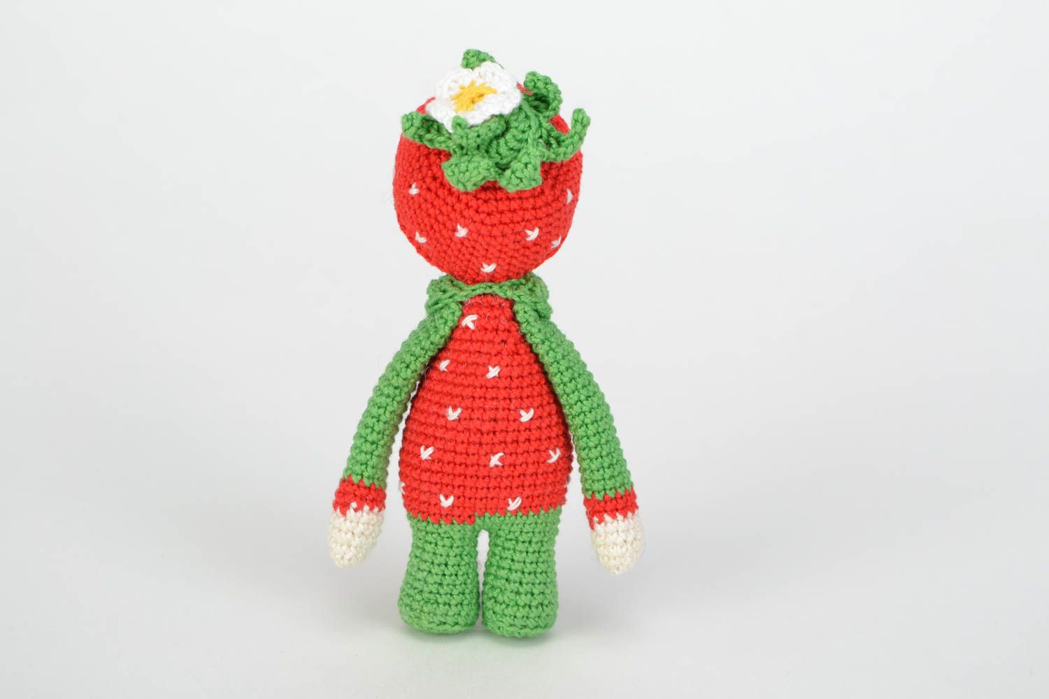 Gehäkelte Puppe aus Textil Mädchen im Erdbeere Kostüm handmade für Kinder und Haus Dekor foto 4