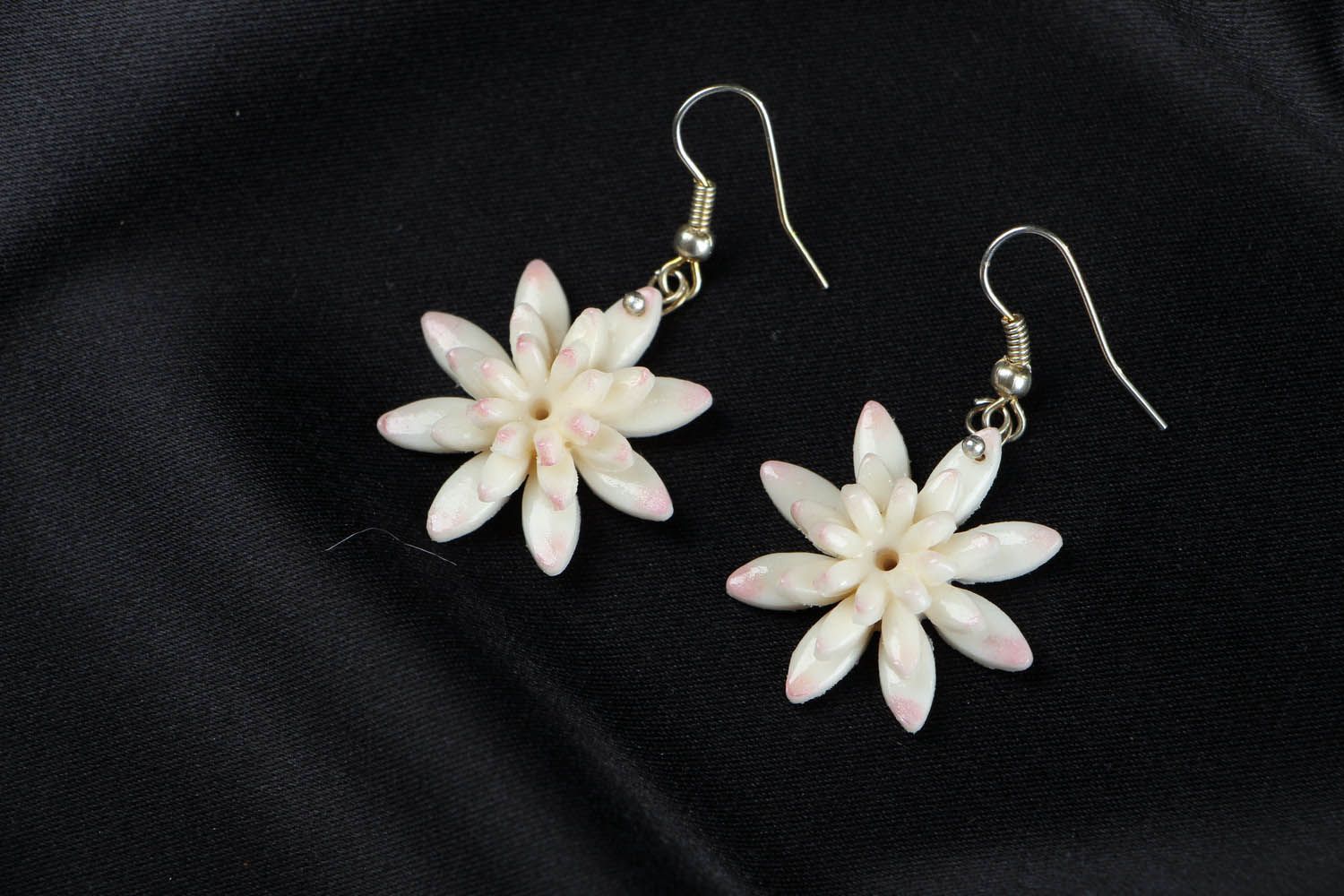 Ohrringe aus Polymerton Weiße Blumen foto 1
