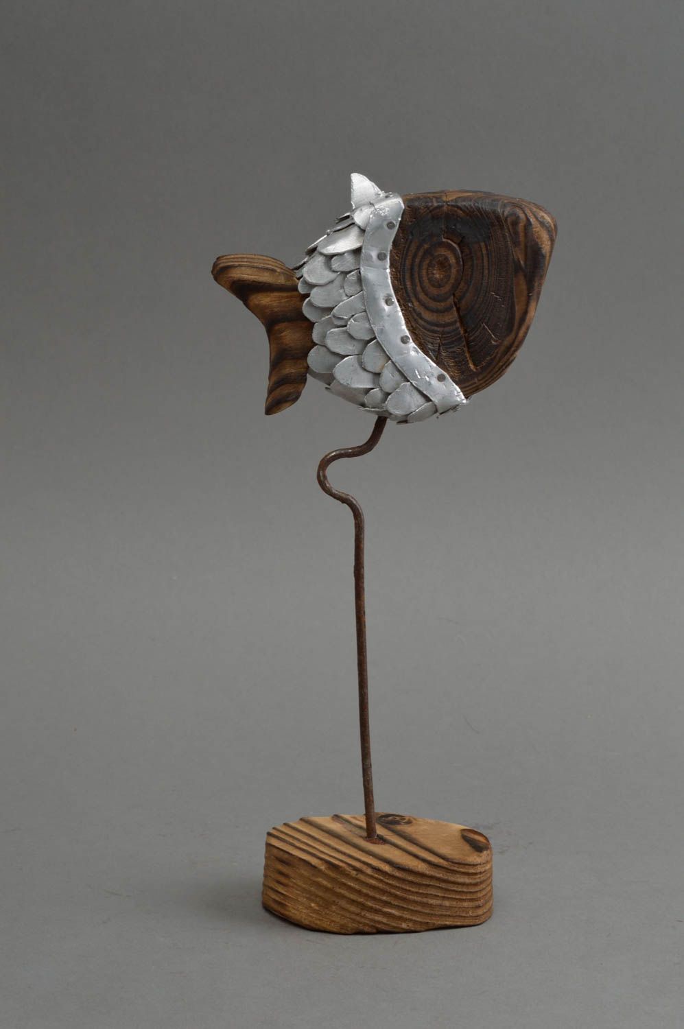 Schöne originelle Deko Statuette aus Holz Fisch klein künstlerische Handarbeit foto 2