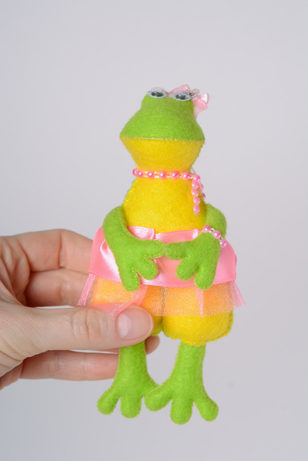Мягкая желто-зеленая лягушка игрушка ручной работы из фетра маленькая забавная фото 5