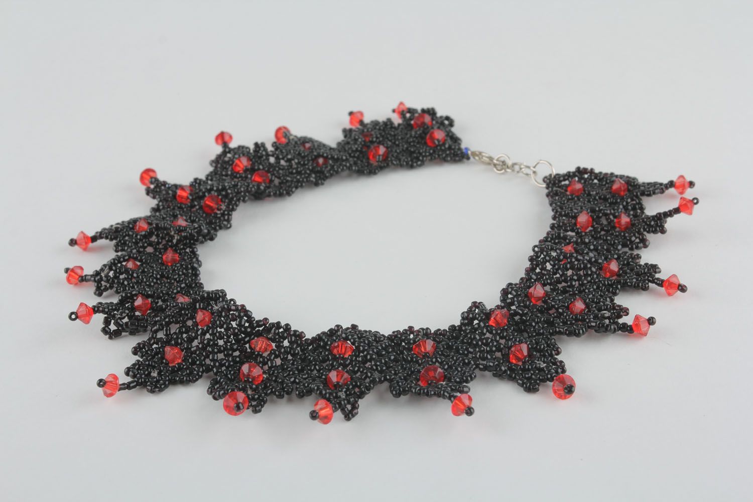 Schwarzes Collier mit roten Perlen foto 3