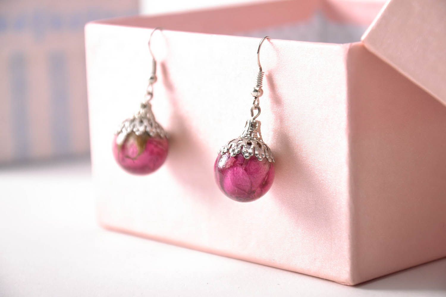 Earrings with rose petals and epoxy photo 3
