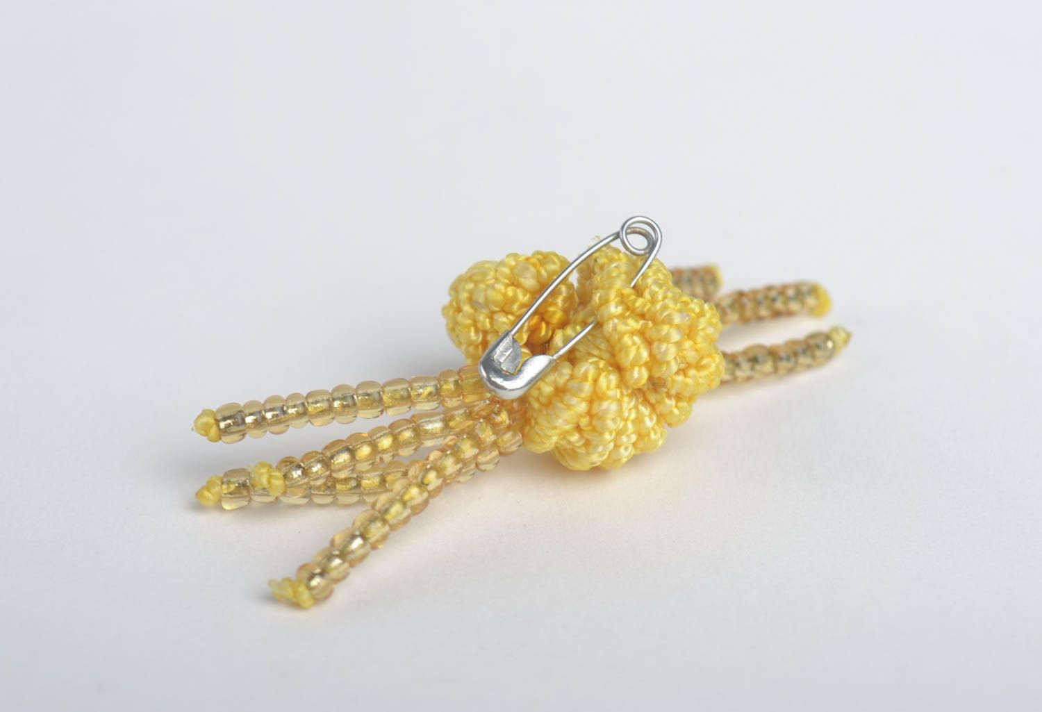 Broche jaune Bijou fantaisie fait main Accessoire femme technique de macramé photo 4