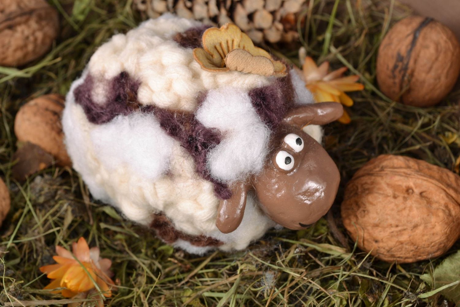 Фигурка из папье-маше овечка с цветком  фото 1