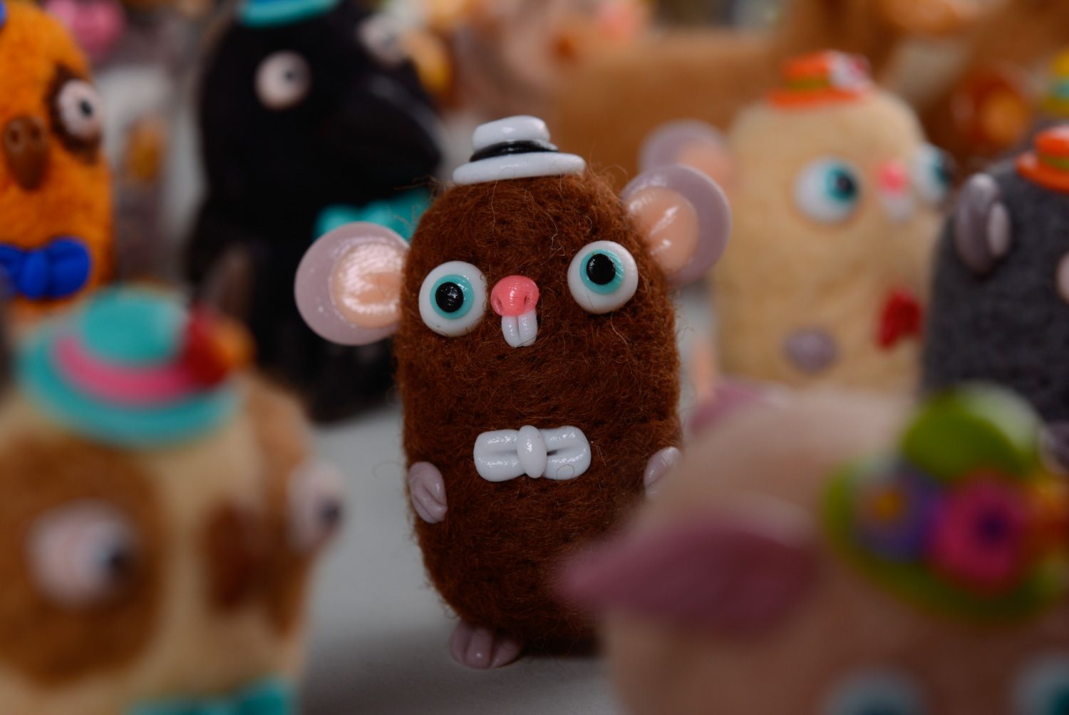 Handmade miniatur Kuscheltier Maus aus Wolle in Trockenfilzen Technik foto 4