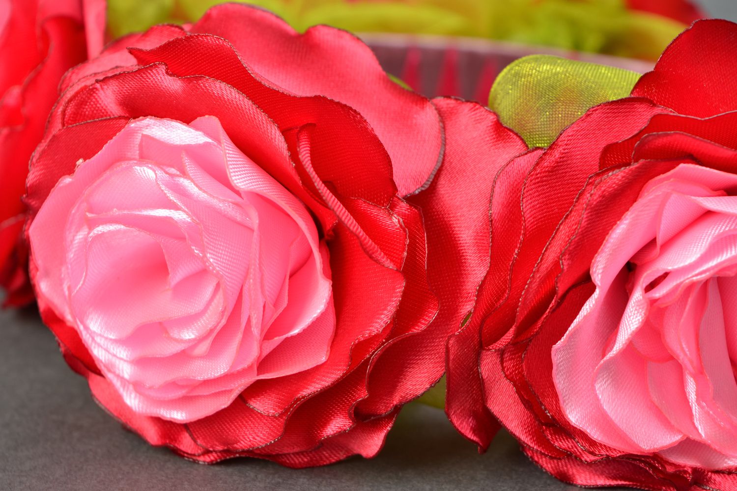 Rosa rotes Haarreif aus Blumen foto 4