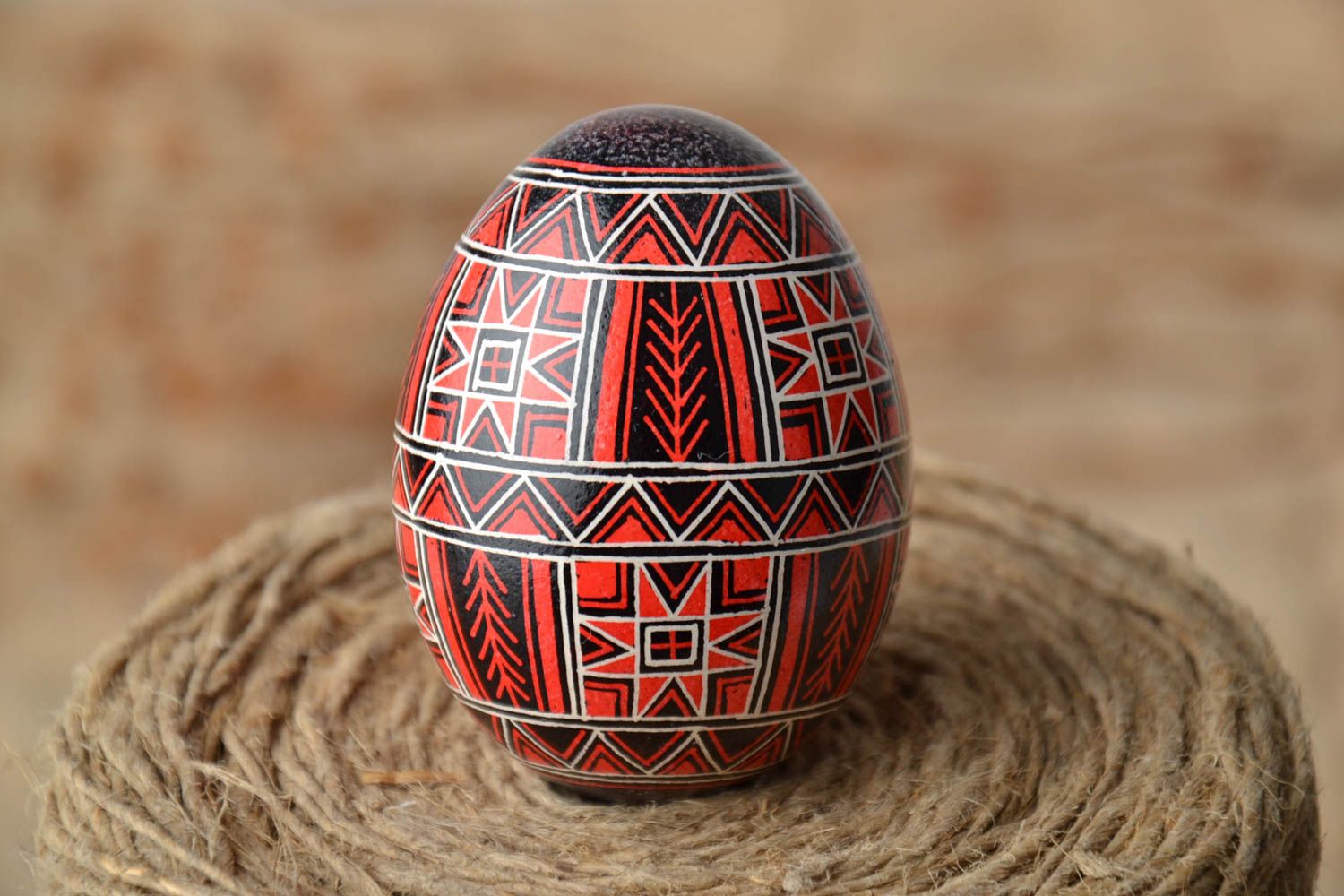 Oeuf de Pâques fait main traditionnel noir et rouge original artisanal photo 1