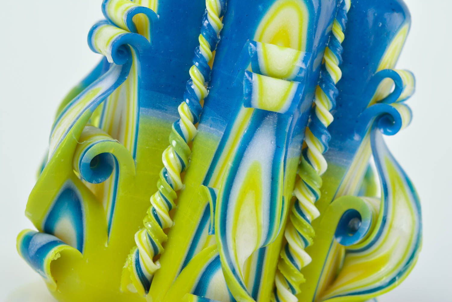 Bougie sculptée décorative en paraffine faite main originale jaune-bleu photo 2
