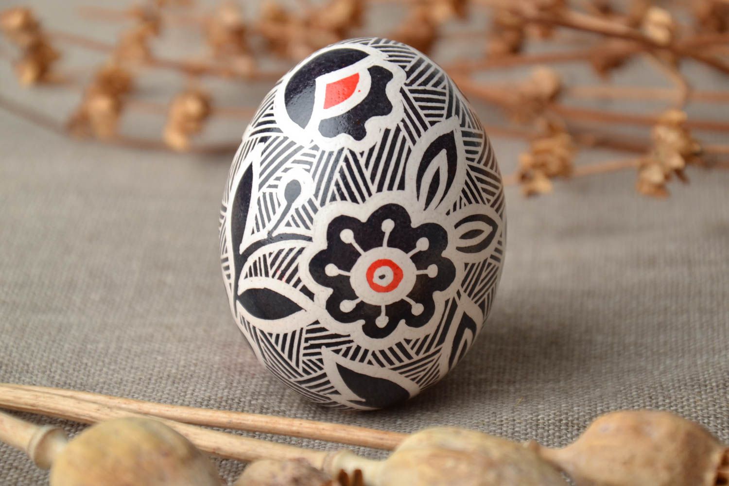 Oeuf de Pâques peint noir et blanc à motif floral fait main décoratif original photo 1