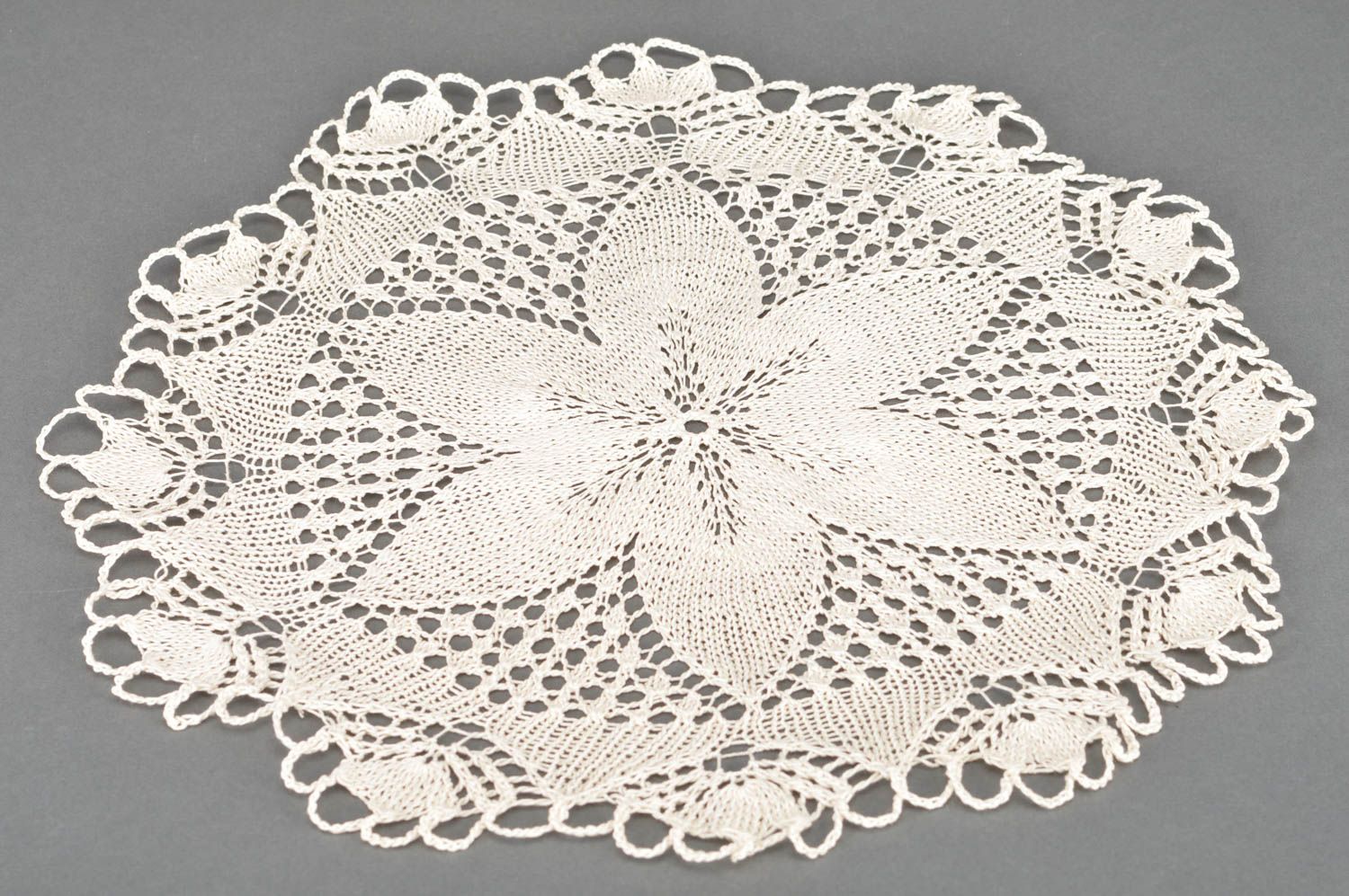 Servilleta tejida a ganchillo original hecha a mano de algodón de color crema foto 2