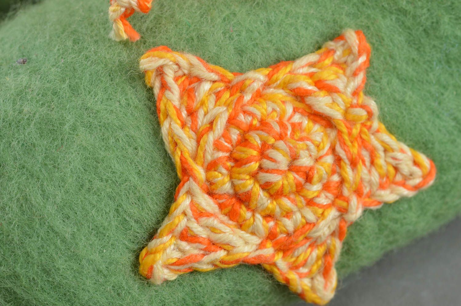 Patucos para bebé hechos a mano de lana de color verde claro técnica de fieltro foto 3