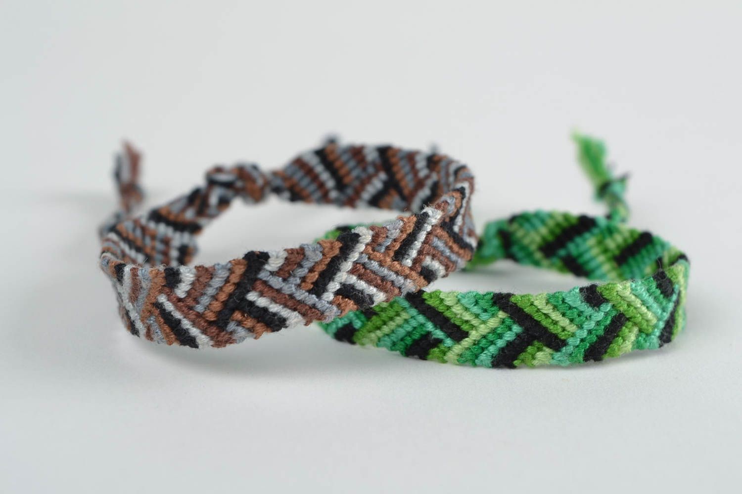 Conjunto de pulseras de hilos en técnica macramé artesanales de colores verde y marrón  foto 4
