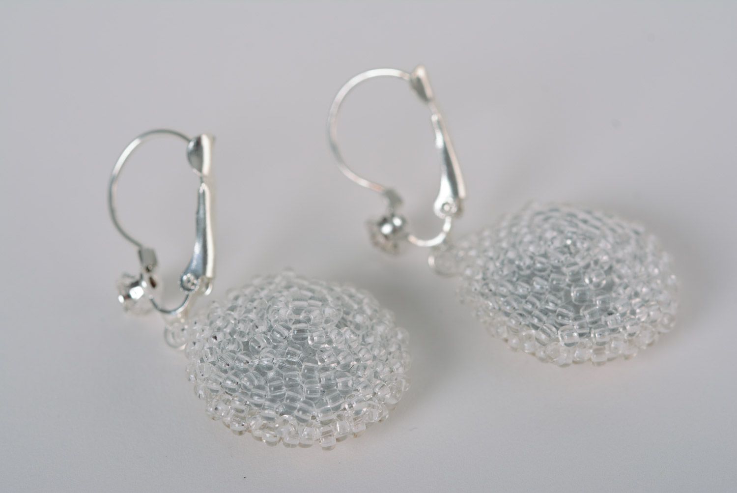 Handgemachte Cabochon Ohrringe aus Glasperlen schön künstlerisch stilvoll  foto 5