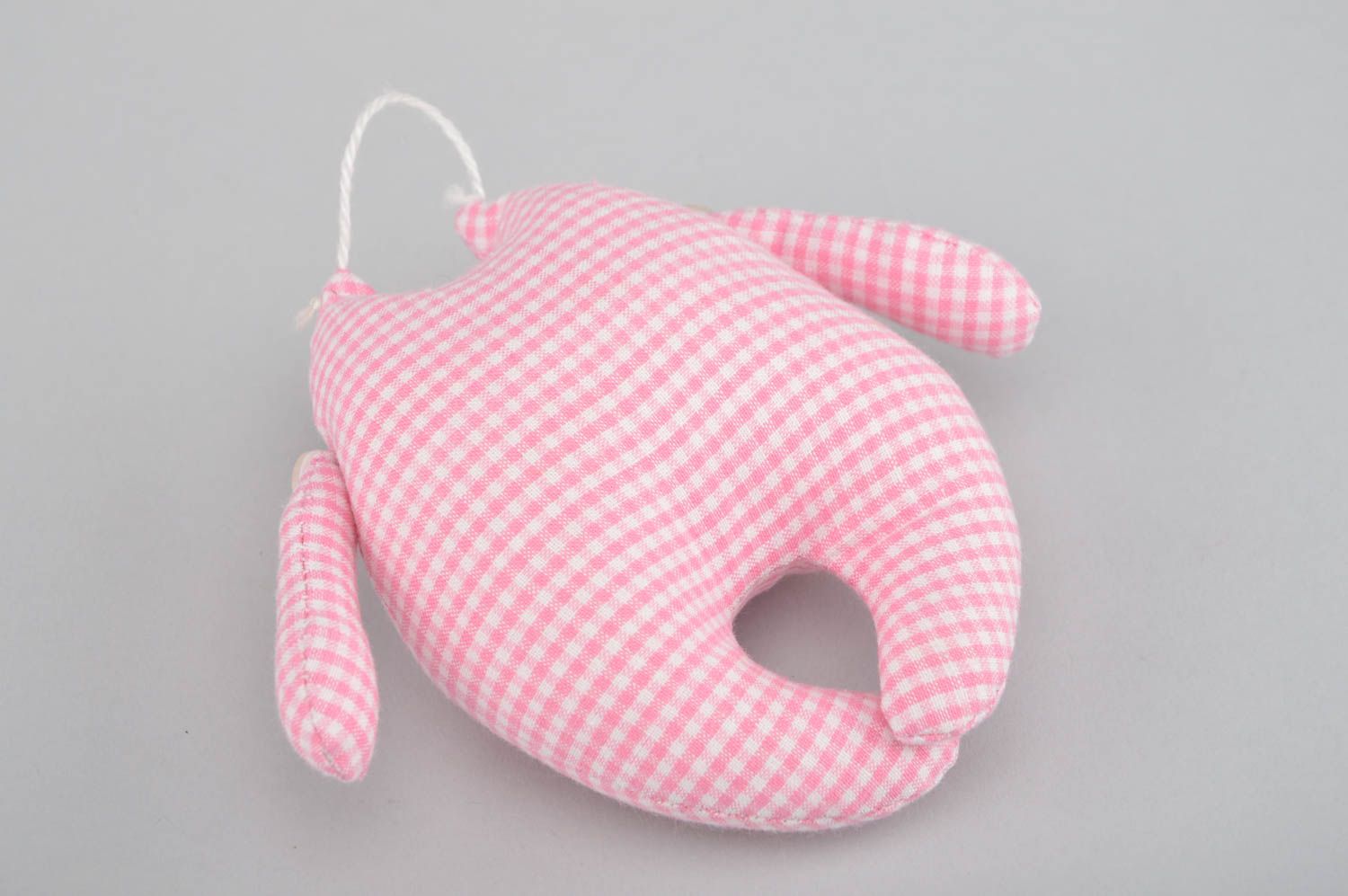 Chat en tissu avec cordon fait main original jouet rose à carreaux pour enfant photo 3