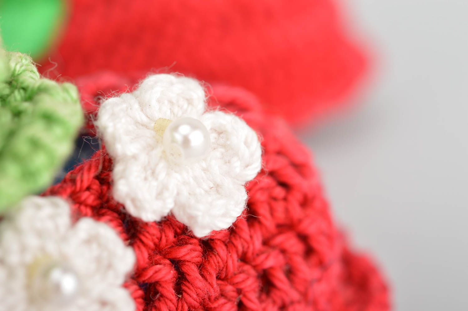 Chaussons bébé tricotés en acrylique au crochet faits main pour fille rouges photo 4