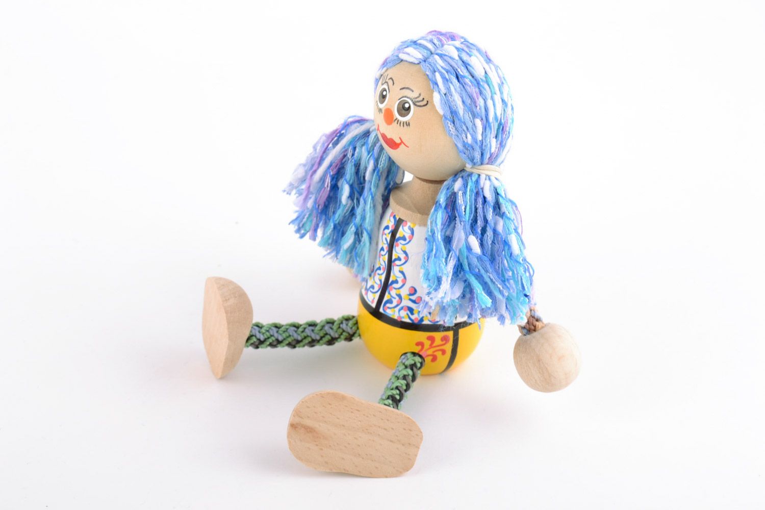 Öko Spielzeug aus Holz handmade umweltfreundlich künstlerisch Mädchen mit blauem Haar foto 4