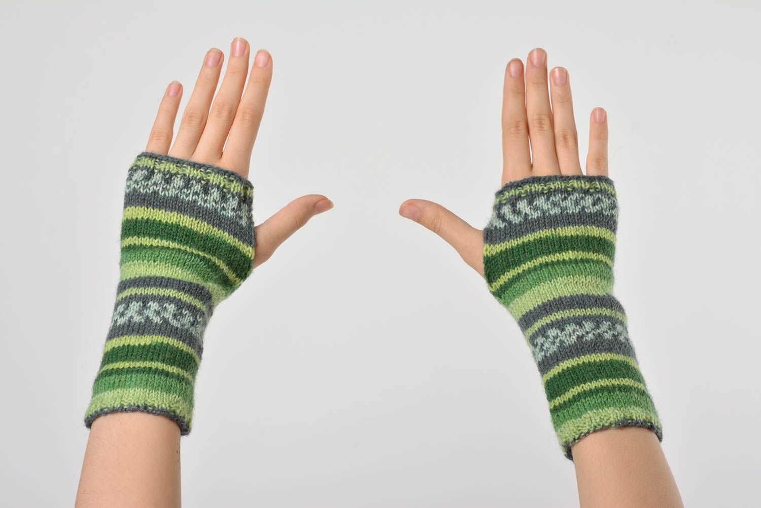 Mitaines vertes rayées tricotées en laine avec des aiguilles faites main photo 2