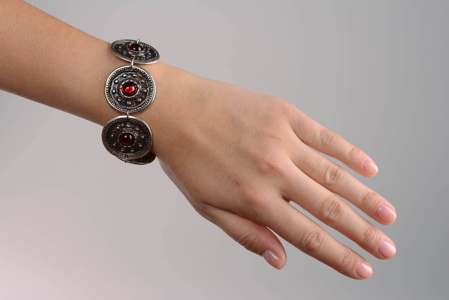 Pulseira de metal feita à mão bracelete femininos artesanais  Polovetskyy vermelho foto 3