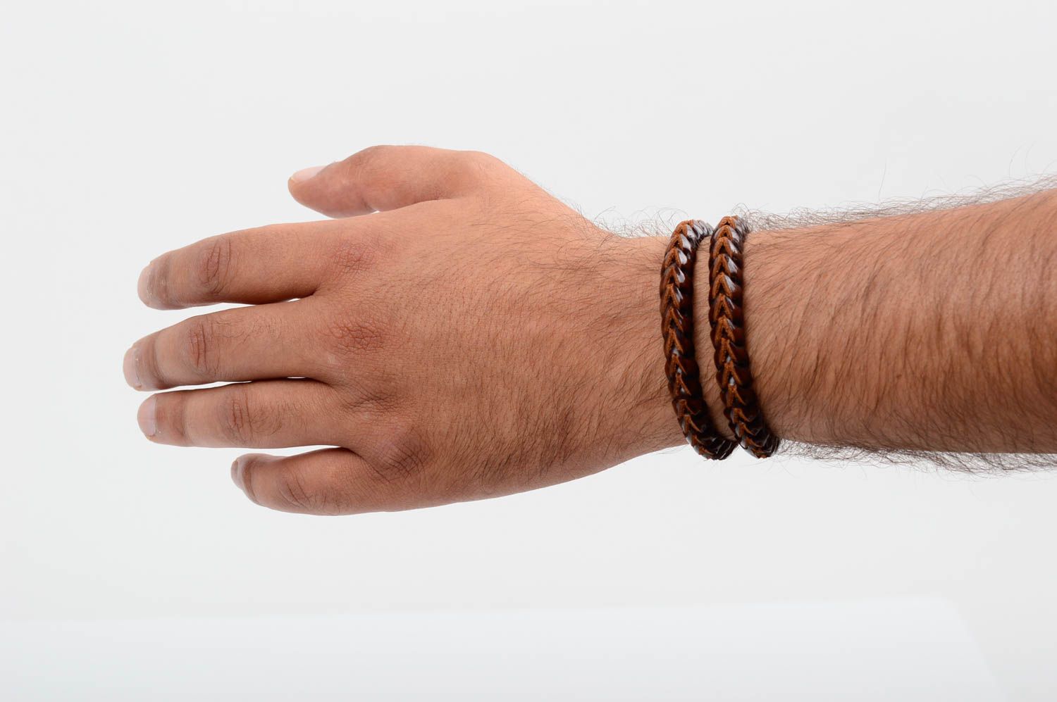 Zweireihiges stilvolles geflochtenes handgemachtes Armband aus Naturleder foto 5