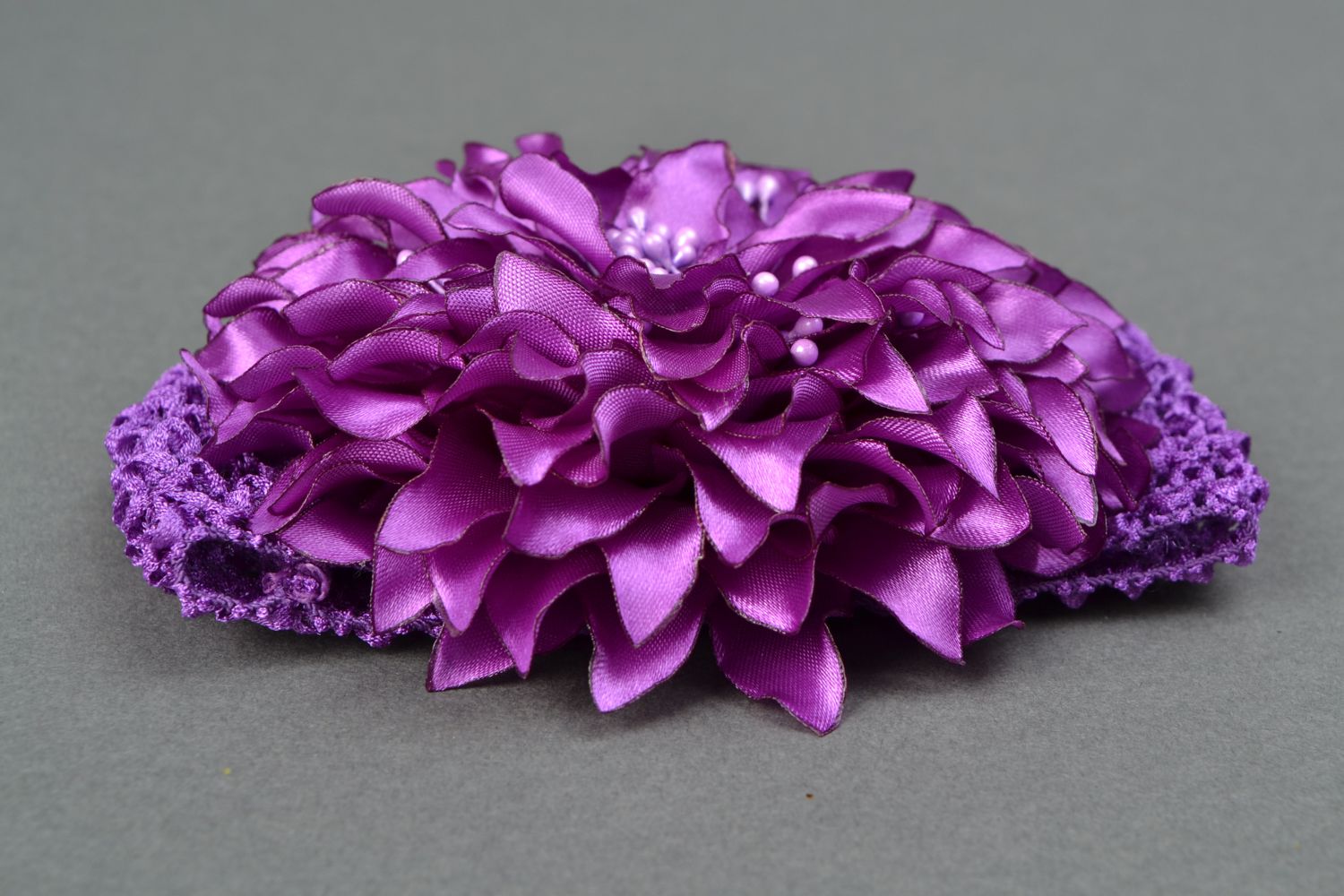 Повязка на голову с цветком из лент Фиолетовая георгина фото 3