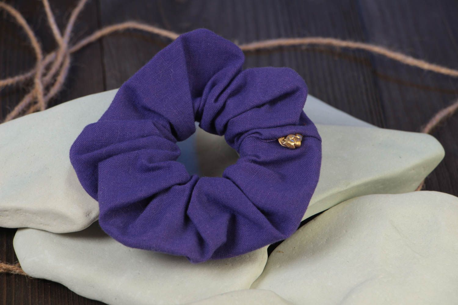 Резинка для волос из ткани хлопка ручной работы фиолетовая красивая нарядная фото 1