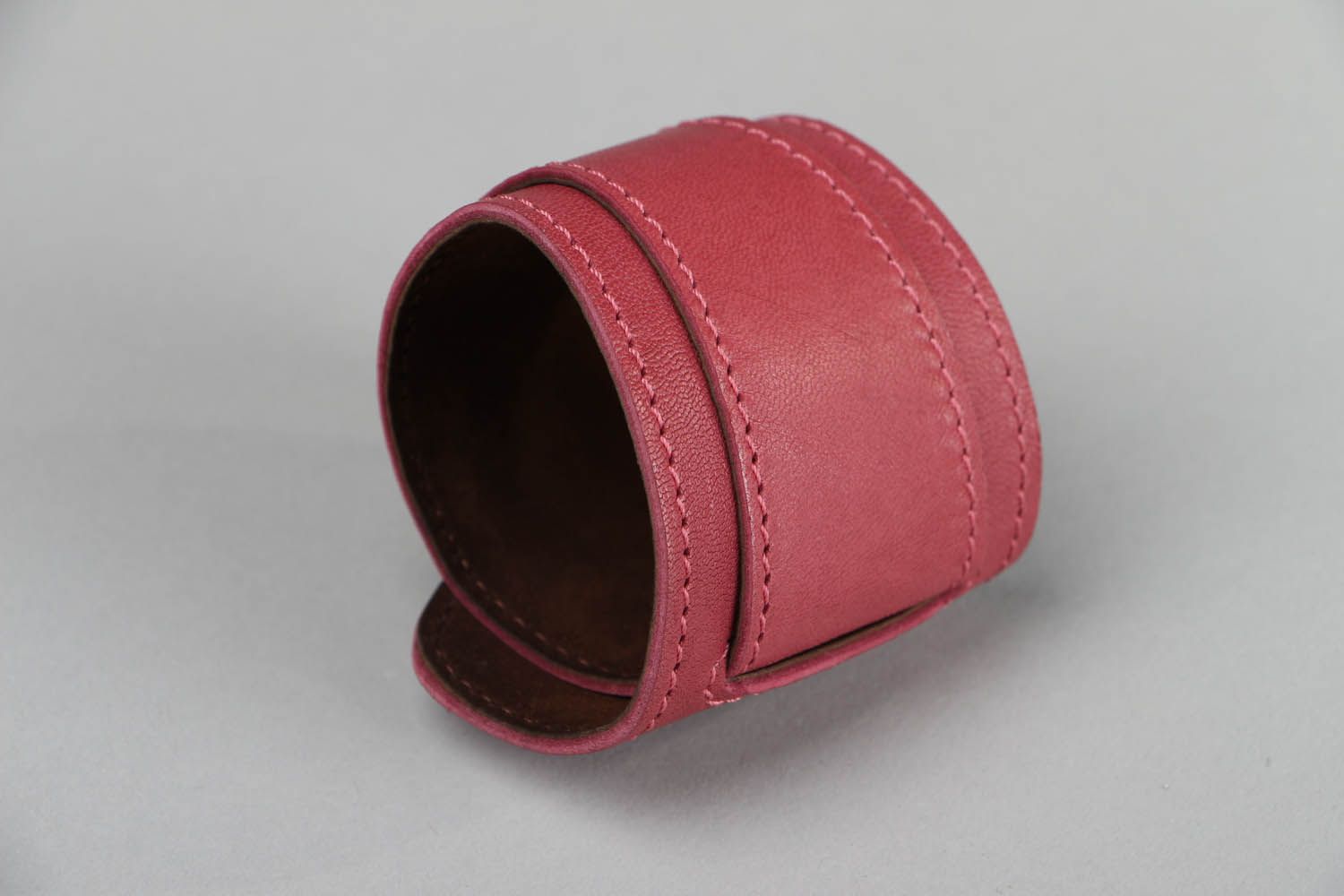 Pulseira de cor rosa feita de couro genuíno foto 1