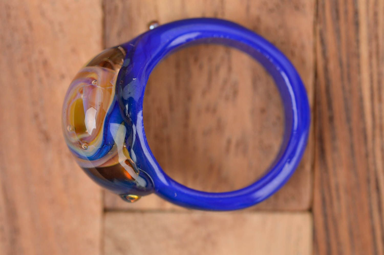Кольцо ручной работы изделие из стекла украшение ручной работы синее красивое фото 3
