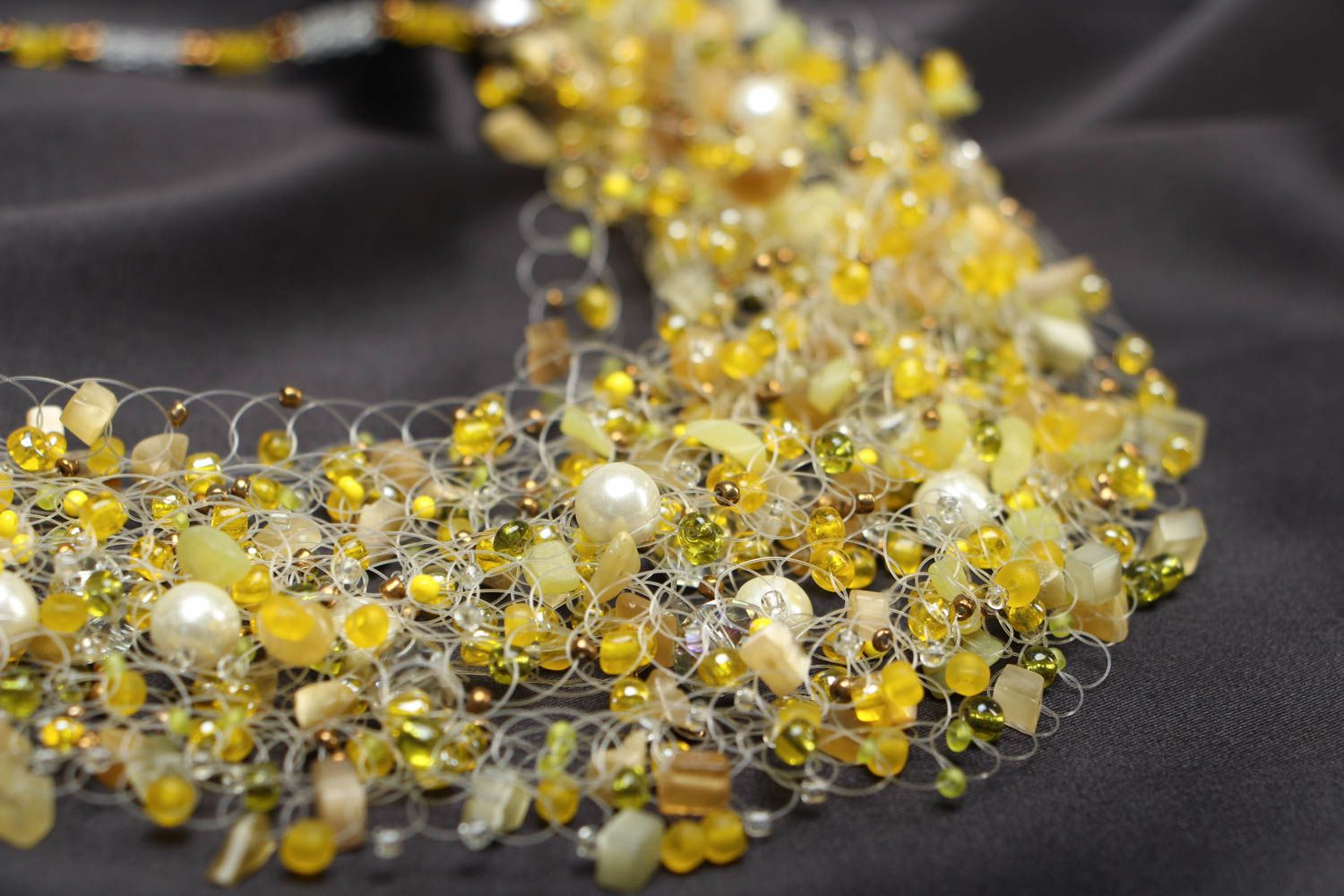 Collier en perles de rocaille et pierres naturelles jaune photo 2