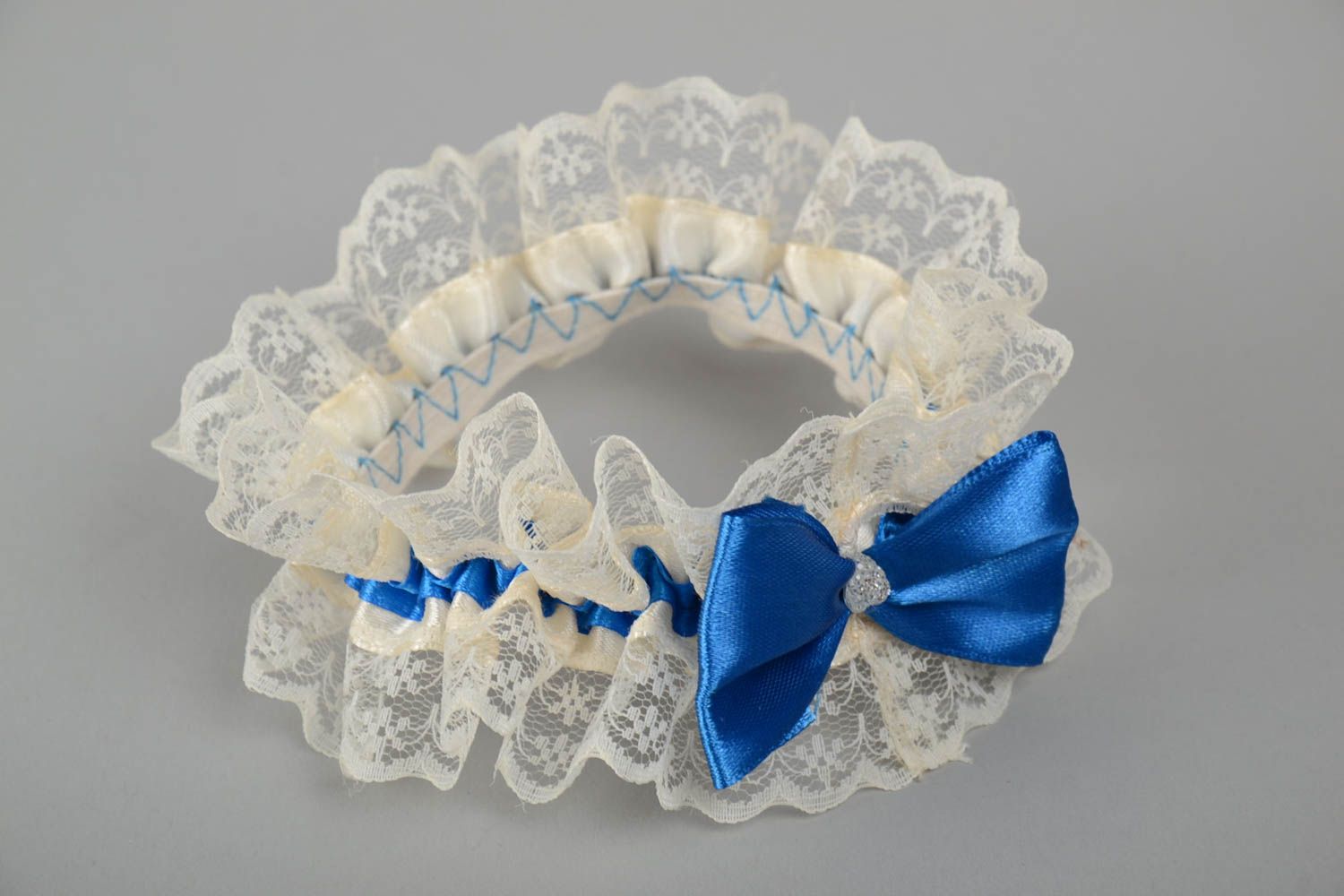 Handmade Strumpfband für Hochzeit aus Spitze und Atlasband in Weiß und Blau  foto 2