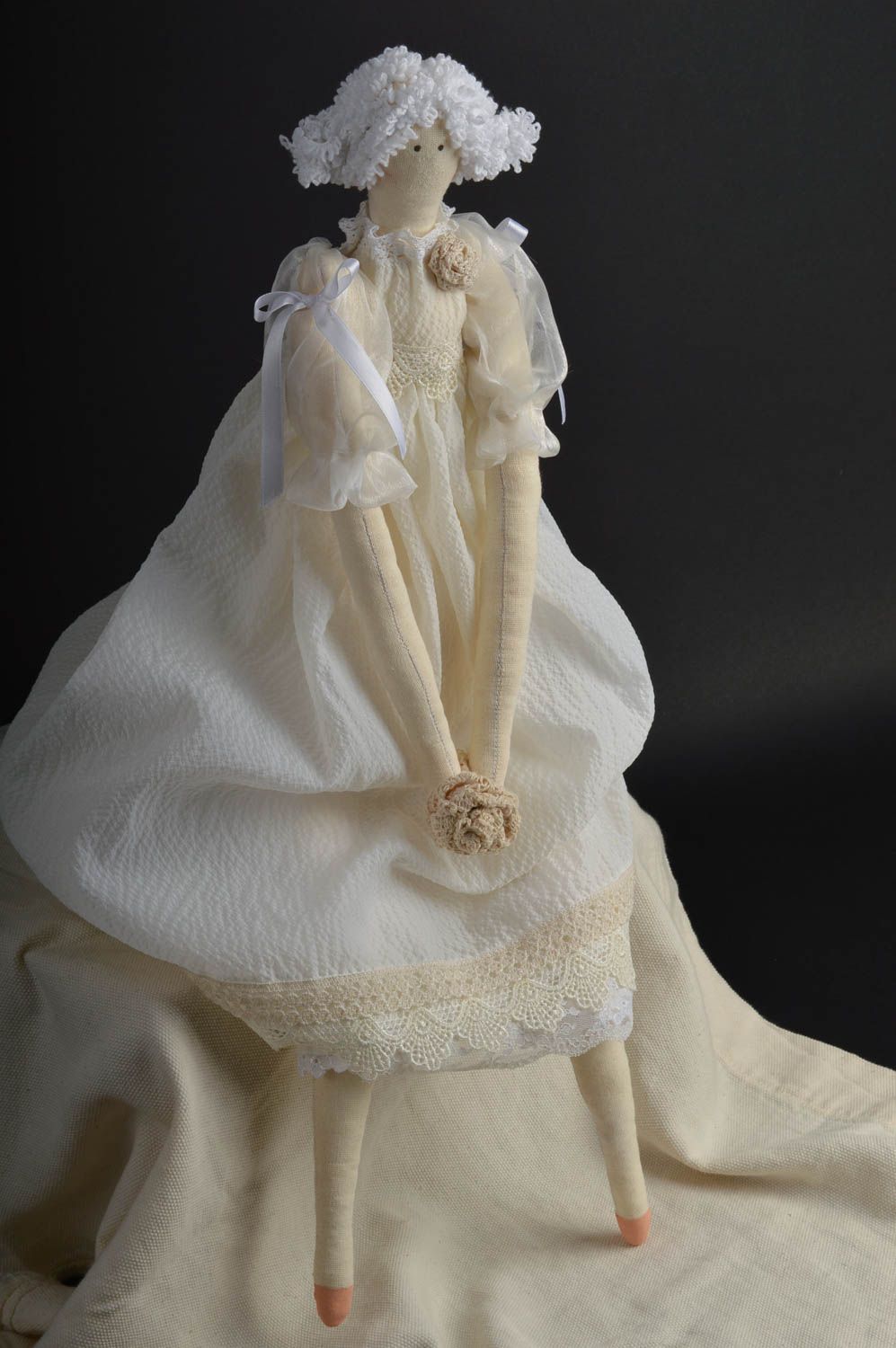 Muñeca de tela artesanal blanca en vestido para interior bonita foto 1