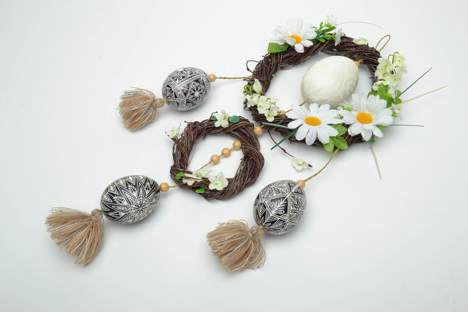 Belle suspension de Pâques faite main originale décorative en forme d'oeuf photo 2