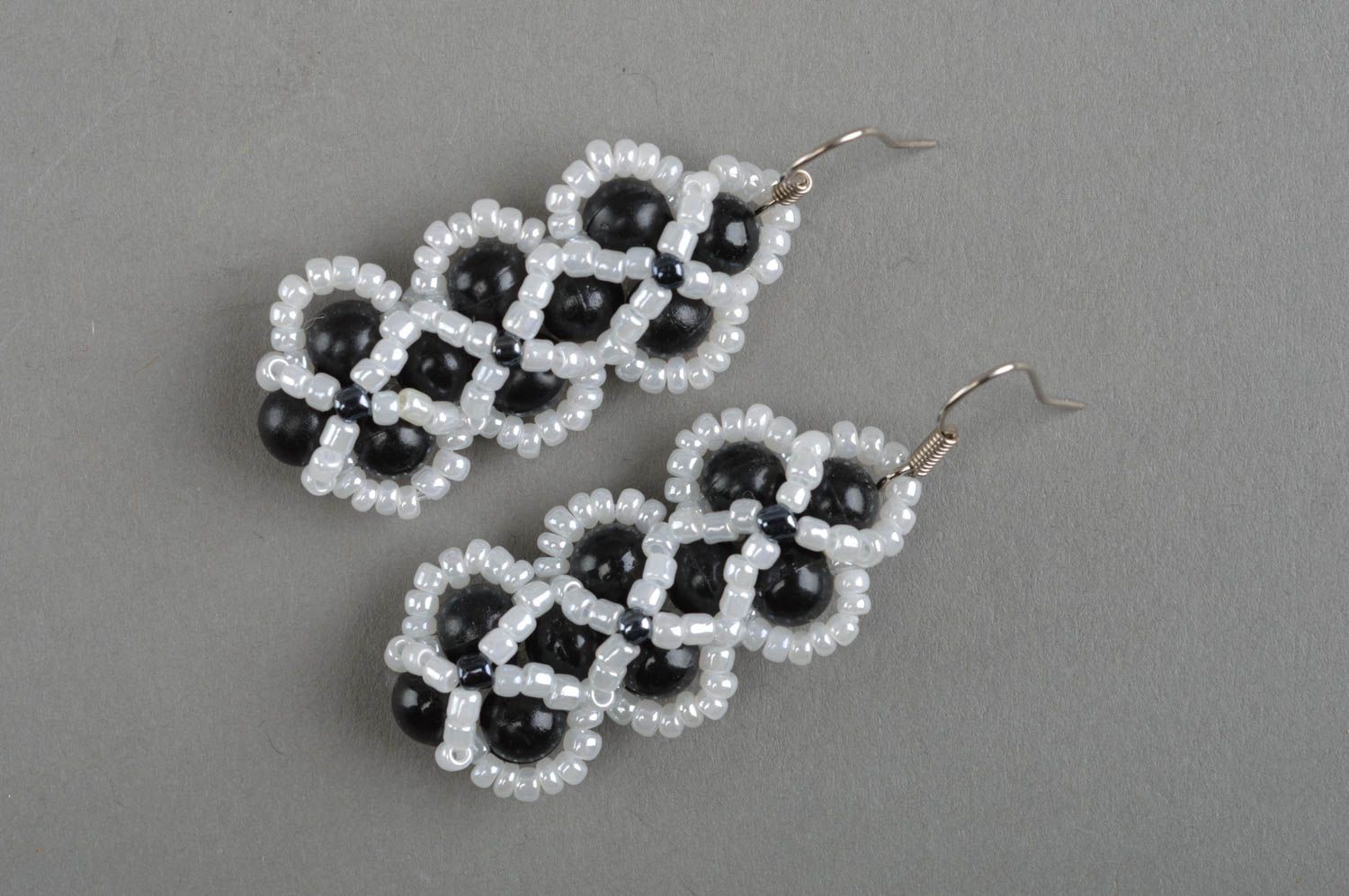 Boucles d'oreilles noir et blanc perles de rocaille perles fantaisie faites main photo 2