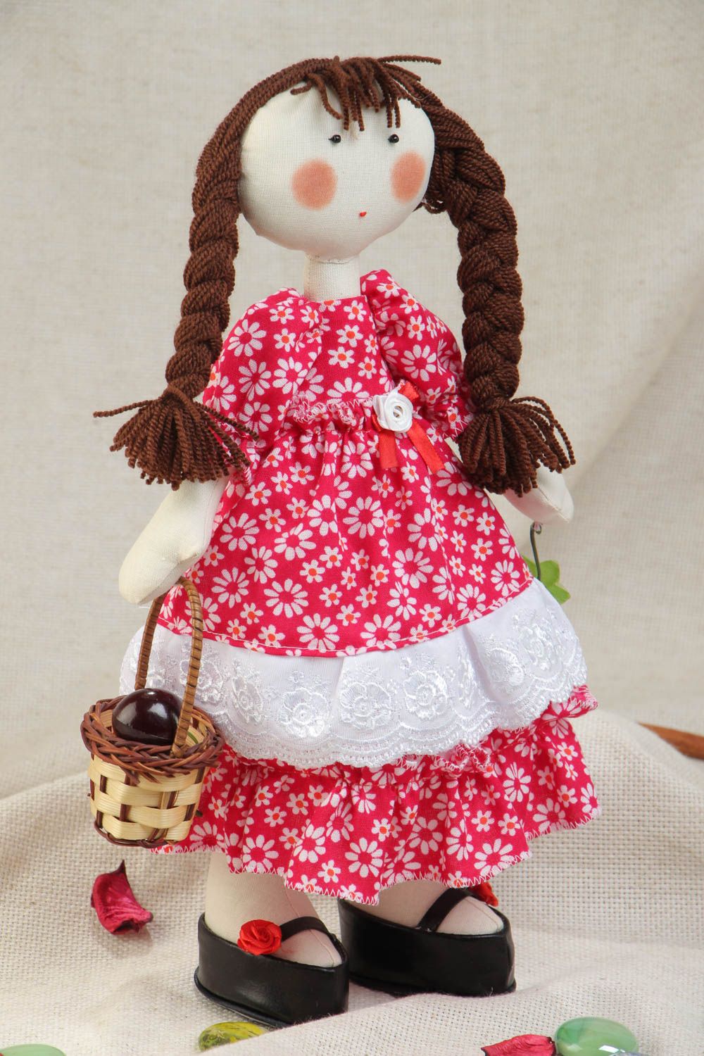 Текстильная кукла в красном платье ручной работы для девочки оригинальная мягкая фото 1
