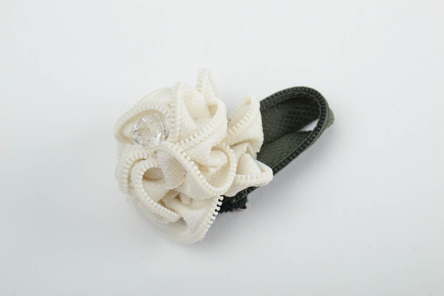 Broche artesanal con forma de flor de cremallera voluminoso blanquinegro  foto 2