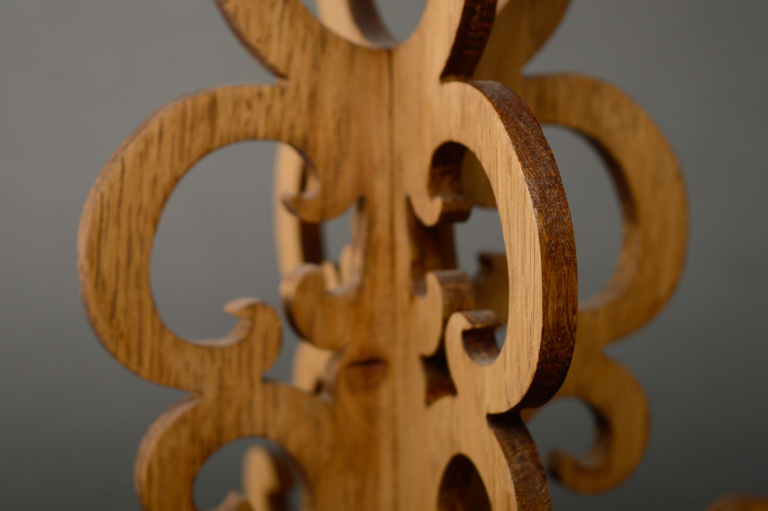 Candelabro de madera tallado para una vela redonda foto 4