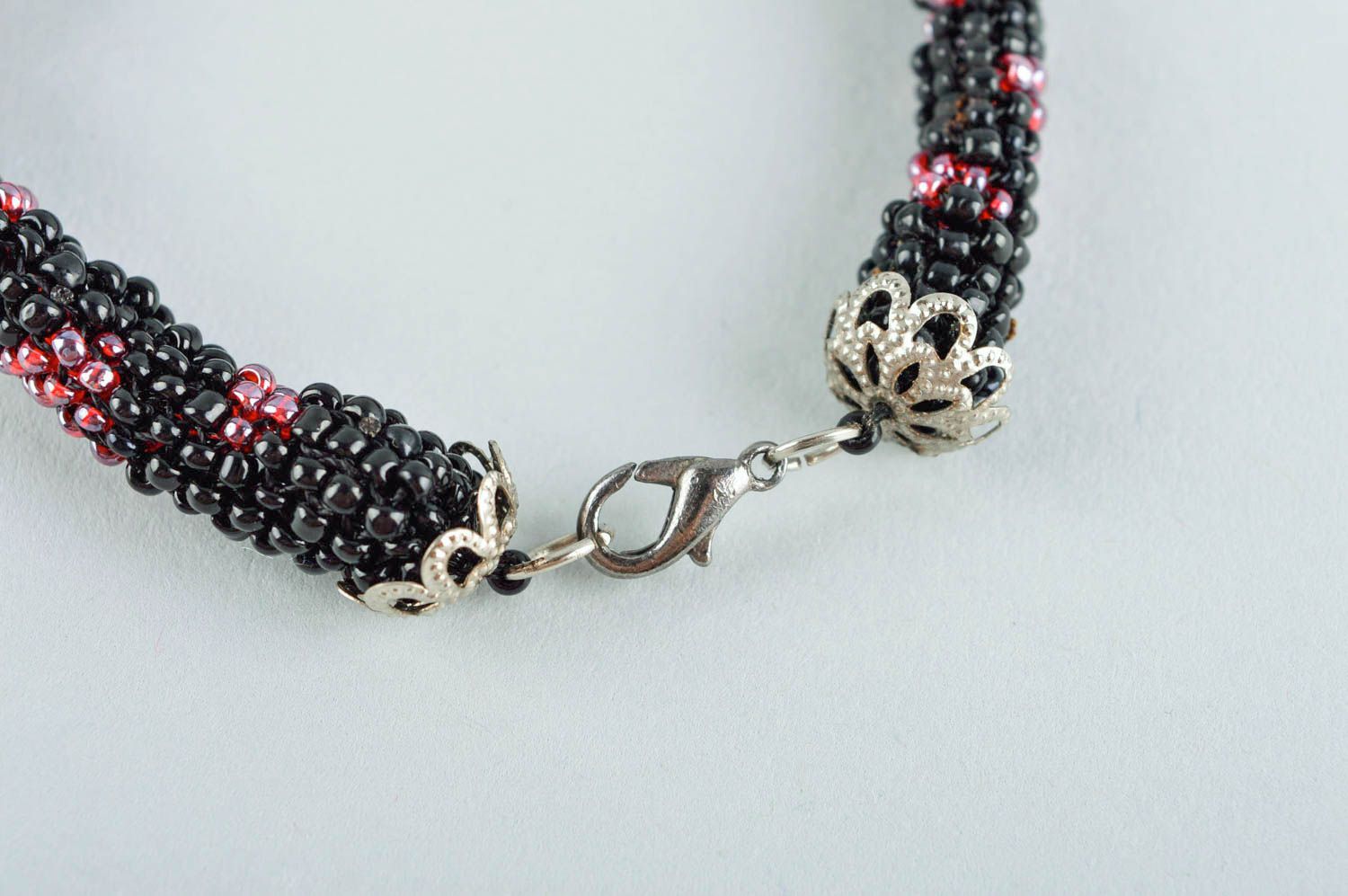 Bracelet tissé perles de rocaille Bijou fait main noir-rouge Cadeau femme photo 4