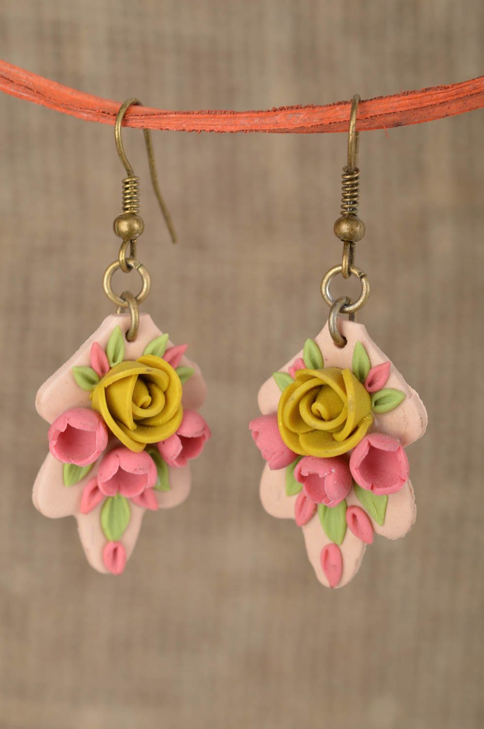 Boucles d'oreilles avec fleurs en pâte polymère faites main pendantes stylées photo 1