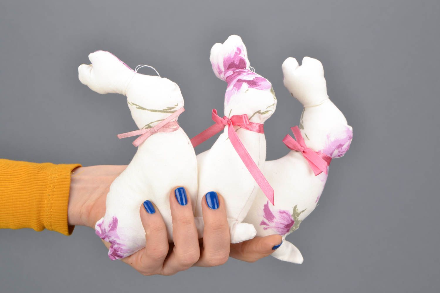 Set de juguetes de peluche con forma de conejos de Pascua  foto 2