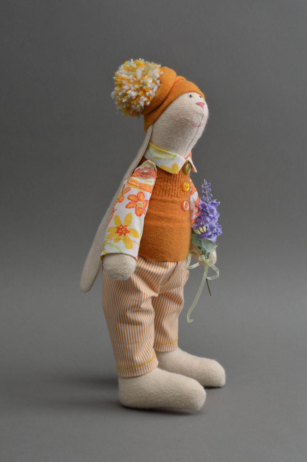Peluche lapin en tenue orange faite main en tissu originale pour enfants photo 3