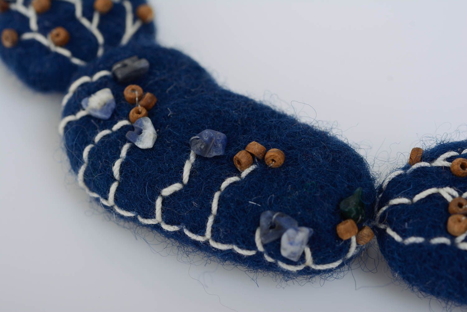 Collier en laine feutrée et perles de bois bleu fait main original pour femme photo 2