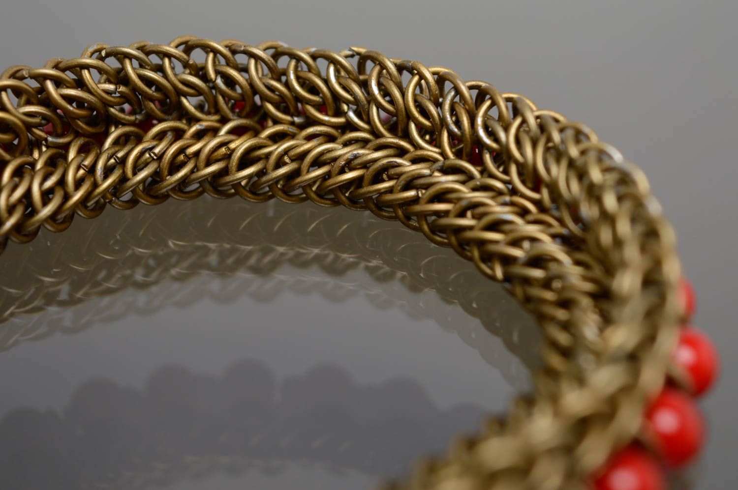 Handmade Armband aus Metall in Webtechnik mit roten Perlen  foto 5