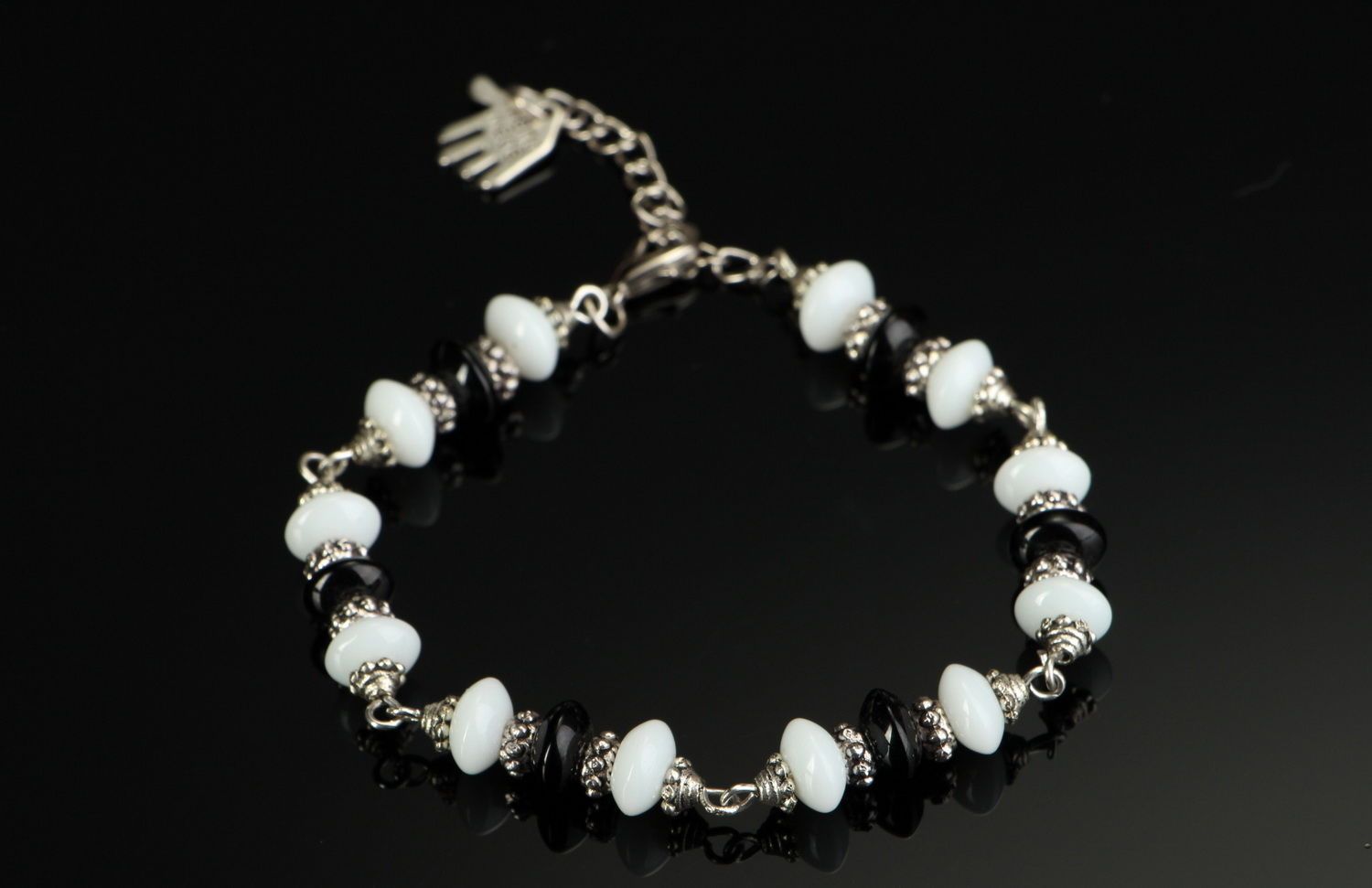 Bracelet perles en verre noires et blanches photo 2