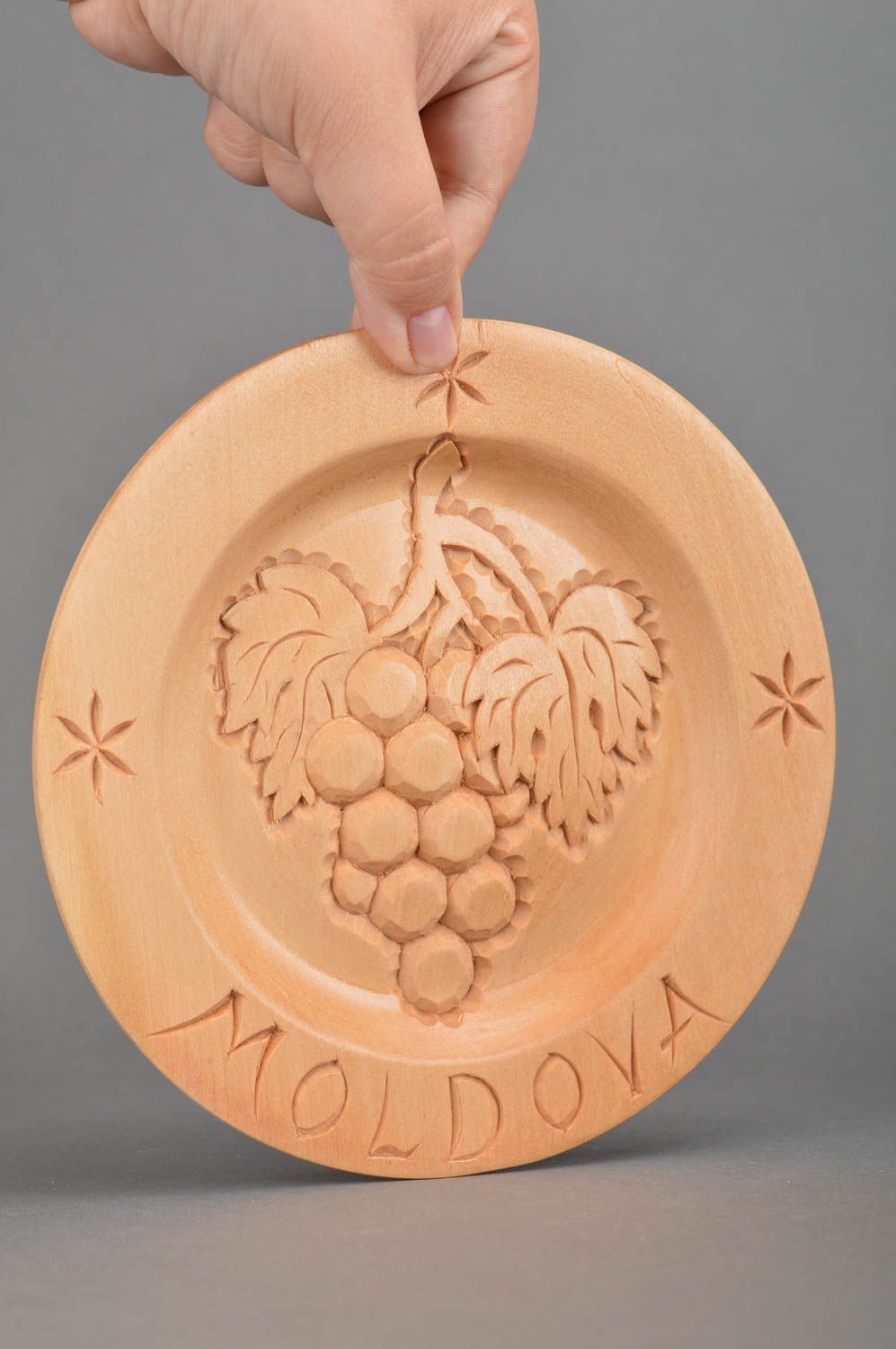 Настенная резная тарелка из древесины липы ручной работы красивая Гроздь фото 2