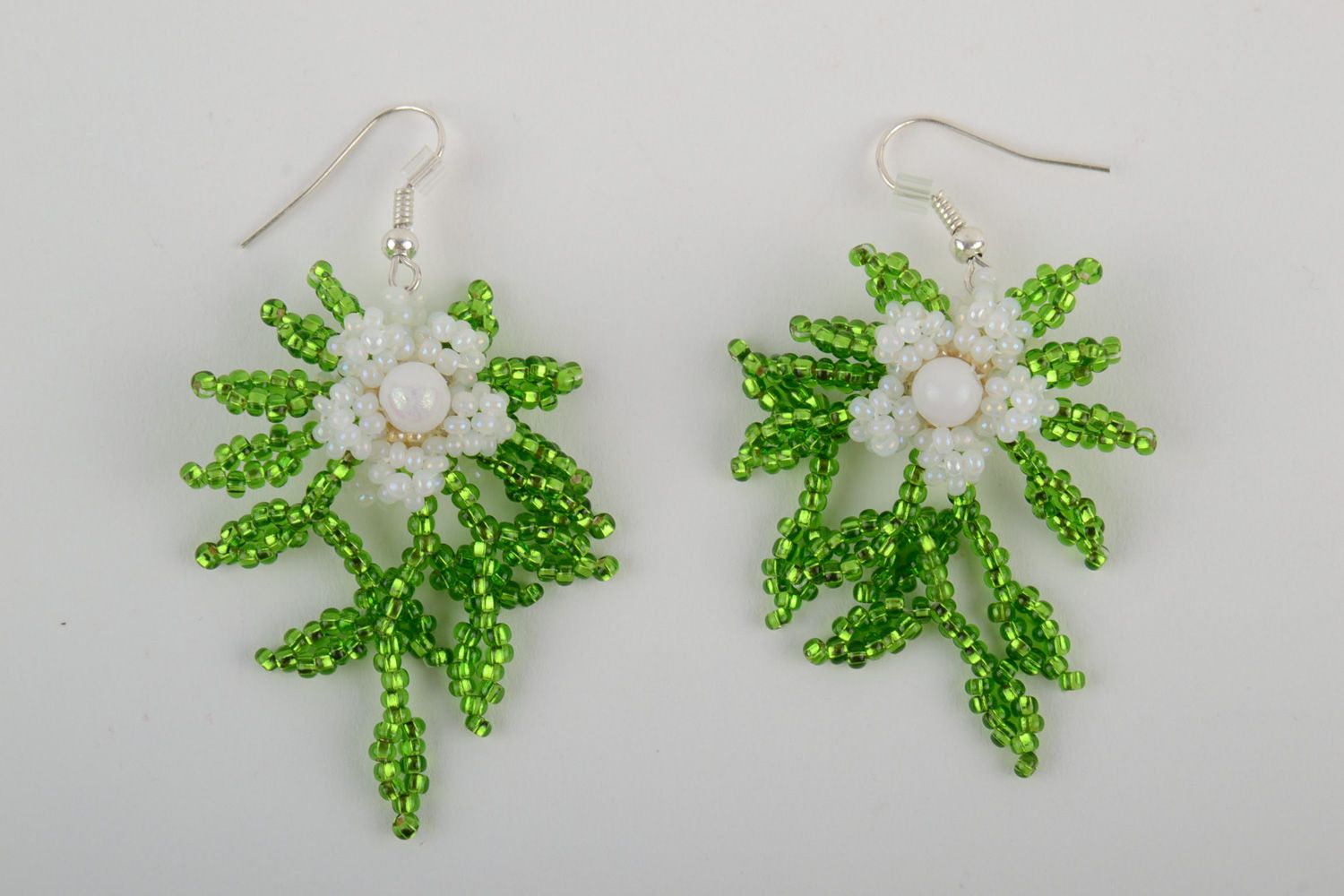 Boucles d'oreilles en perles de rocaille vertes et blanches faites main fleurs  photo 5
