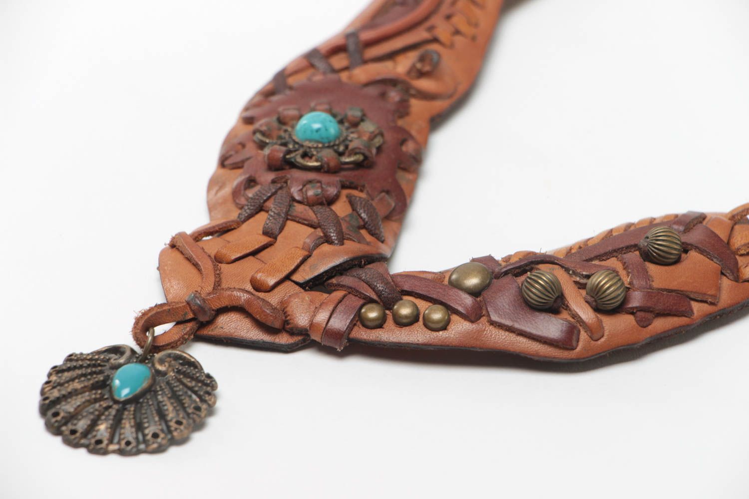 Светло коричневое ожерелье из кожи с натуральным камнем бирюзой ручной работы фото 3